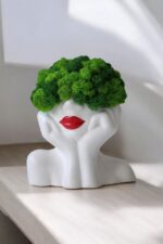 Кvetináč "Girl M" s machom - Image 2